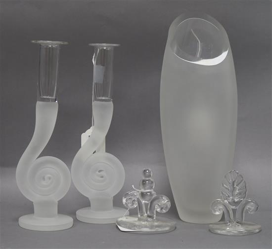 Catherine Hough, a heavy elliptical frosted glass vase and four items by Simon Moore, H 31.5cm (vase)